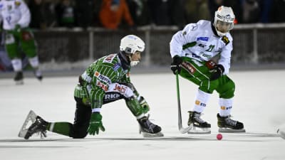 Tuomas Liukkonen med bollen mot Joakim Nordström.