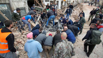 Förstörda byggnader efter jordskalv i Kroatien. Människor städar och hjälper till i massorna.