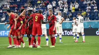 Belgiens lag firar efter mål.