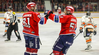 Iiro Pakarinen och Juha Jääskä firar mål.