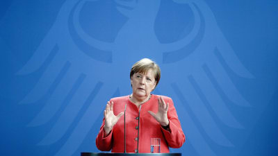 Porträtt på kvinna i rött som håller tal.