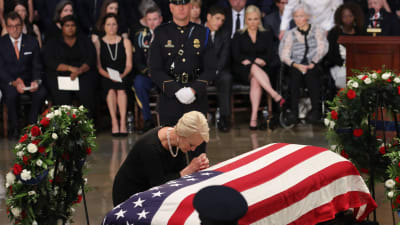 John McCains mamma Robertha i rullstol till höger i bild från kistan i Washington DC.