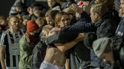 Mika Ääritalo kramar om fans utan att ha en tröja på sig.