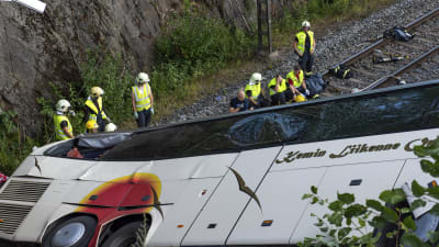 Olycksbussen i Kuopio fick stora skador. 