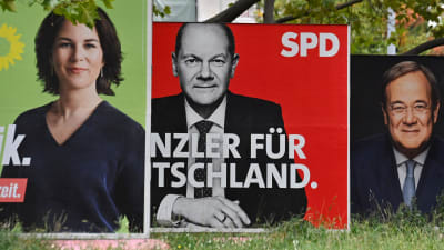 Valplakat med tyska politikerna Annalena Baerbock, Olaf Scholz och Armin Laschet.