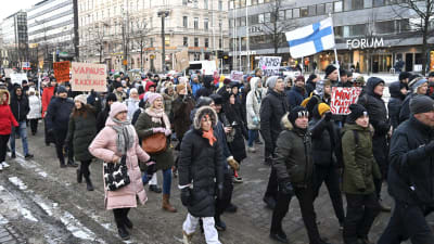 Demonstration mot coronaåtgärder i centrala Helsingfors.