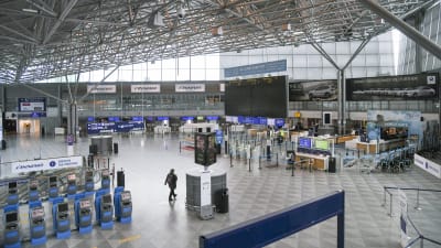 Incheckningsentrén på Helsingfors-Vanda flygplats.