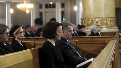 President Sauli Niinistö och fru Jenni Haukio i kyrkan under självständighetsdagens gudstjänst.