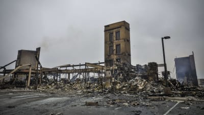 Ruinerna av en nedbrunnen byggnad.