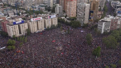 En flygbild visar en stor folkmassa på ett torg i Santiago.