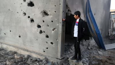 En libysk pojke undersökte en byggnad strax öster om Tripoli efter en flygattack under helgen. 