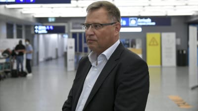 Pekka Tulokas står på Helsingfors-Vanda flygplats.