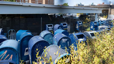 Tiotals brevlådor samlades på en parkeringsplats.