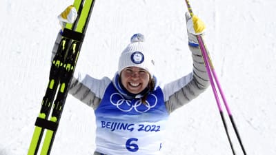 Kerttu Niskanen firar sitt OS-brons.