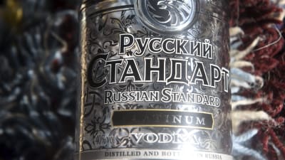 Svartvit etikett på rysk vodka. 