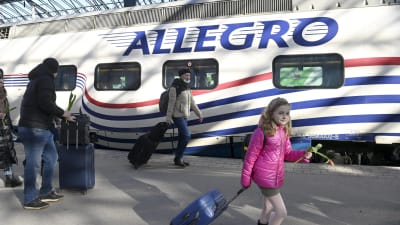 Resenärer anländer med Allegro-tåg från Sankt Petersburg till Helsingfors.