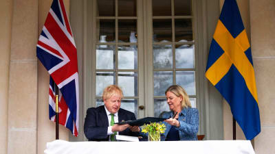 Boris Johnson och Magdalena Andersson skriver under solidaritetsdeklaration.