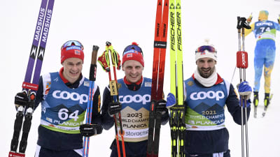 Norska åkare firar VM-medaljer.
