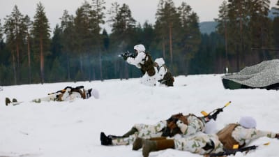 Soldater skjuter i snön.