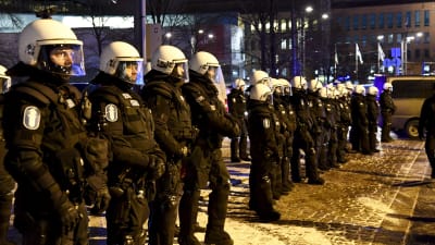 Poliser på rad övervakar Nordiska motståndsrörelsens demonstration.