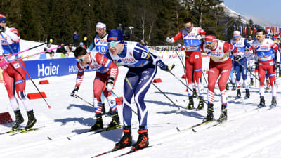 Iivo Niskanen i starten av herrarnas skiathlontävling i Seefeld.