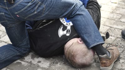 Mannen på bilden försökte attackera utrikesminister Timo Soini.  