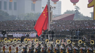 Kinas nationaldag 70 år firas, i förgrunden ses en blåsorkester och åskådare i bakgrunden. 