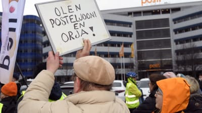 -Jag är postiljon, inte en slav, står det på ett demonstrationsplakat utanför Posthuset i Ilmala
