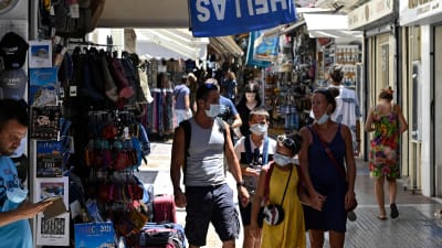 Människor bär munskydd i Aten 29 juli