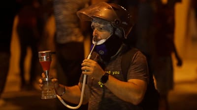 En demonstrant röker vattenpipa i Beirut. 