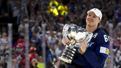 Mikael Granlund med VM-pokalen.