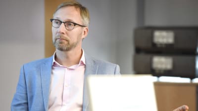 Pertti Hakkarainen, psykolog vid stödcentrat för våldtäktsoffer i Helsingfors. 
