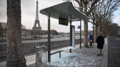 En vandaliserad busshållplats i Paris söndagen den 9.12.