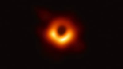 Första bilden på ett svart hål.