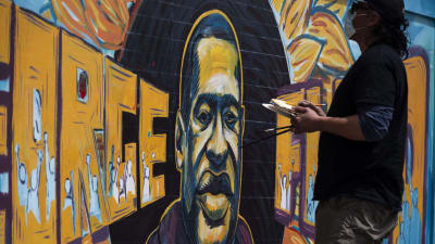 En grupp konstnärer målade ett porträtt på George Floyd i närheten av den plats där han misshandlades av polisen. 