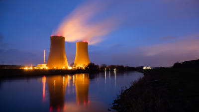 Vattenånga kommer ut ur två kyltorn vid kärnkraftverket Grohnde som stängdes permanent den sista december 2021.