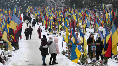 Människor i Lviv, i västra Ukraina, besökte soldatgravar på Försvarsmaktens dag den 6 december. 