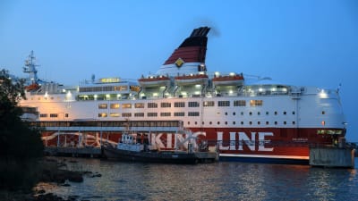 M/S Amorella på väg till hamnen i Långnäs efter att ha gått på grund i september 2020.