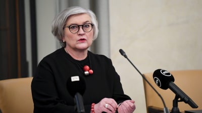 Riksdagens talman Anu Vehviläinen (C) håller presskonferens i riksdagen. Hon sitter framför mikrofoner.