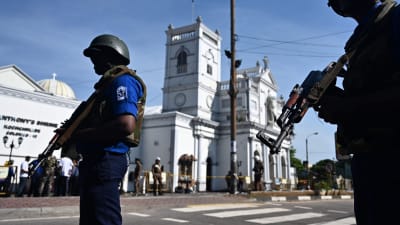 Kyrkan St Anthony bevakades av beväpnade säkerhetsstyrkor på måndagen. 
