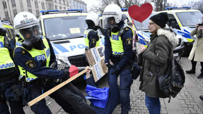 Här bar polisen bort en demonstrant i Malmö på lördagen. 