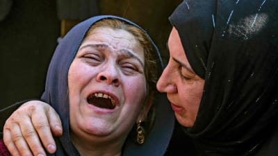 Sörjande kurdiska kvinnor under begravningen av tonårig som dödats i turkiska bombningar