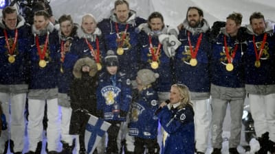 Paula Vesala sjunger framför Lejonen.