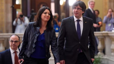 Kataloniens regionpresident Carles Puigdemont anländer till det katalanska parlamentet tillsammans med sin hustru Marcela.