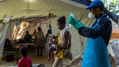 En klinik som drivs av Läkare utan gränser vårdar kolerapatienter i slummen Cité Soleil i huvudstaden Port-au-Prince.