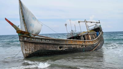 Den här flyktingbåten med 57 rohingyer ombord lyckades nå Aceh-provinsen i Indonesien på söndagen. 