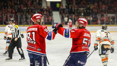 Iiro Pakarinen och Juha Jääskä firar mål.