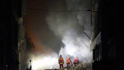 Brandmän arbetar vid det sammanrasade huset i Marseille i Frankrike den 9 april 2023.