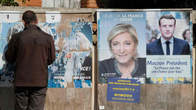Valaaffischer i Toulouse för Marine Le Pen och Emmauel Macron