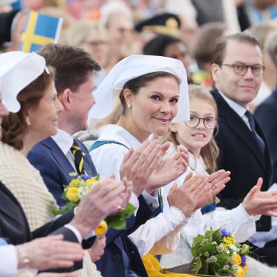 Kronprinsessan Victoria, prins Daniel, prinsessan Estelle, prins Oscar på nationaldagsfirandet på Skansen i juni 2022.